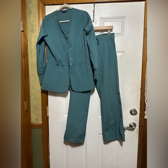 nu dimensions Pants - Nu Dimension Stretch Scrub Set – Pea Green Jacket (S) & Pants (S) – EUC